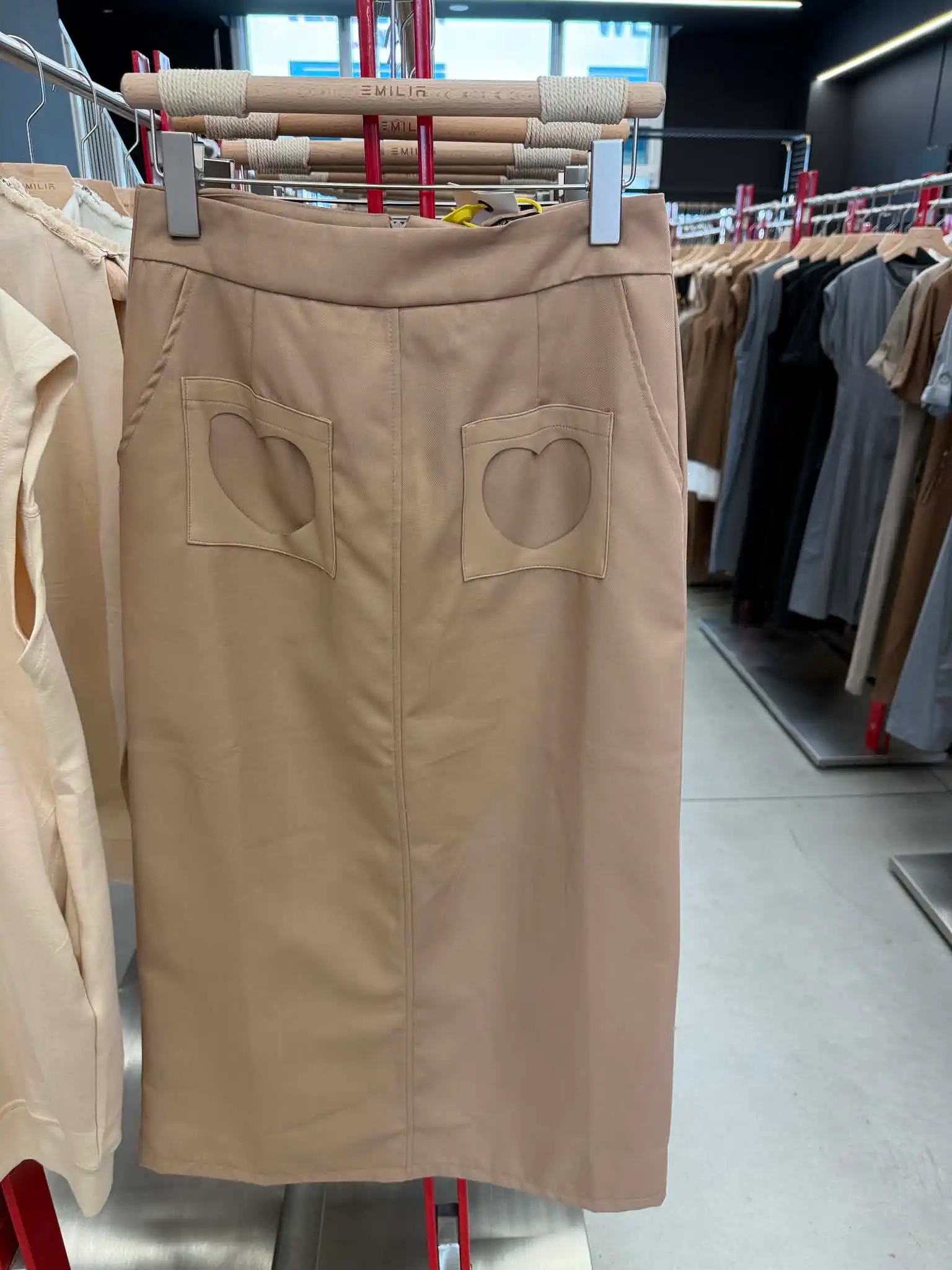 Středně dlouhá tužková sukně