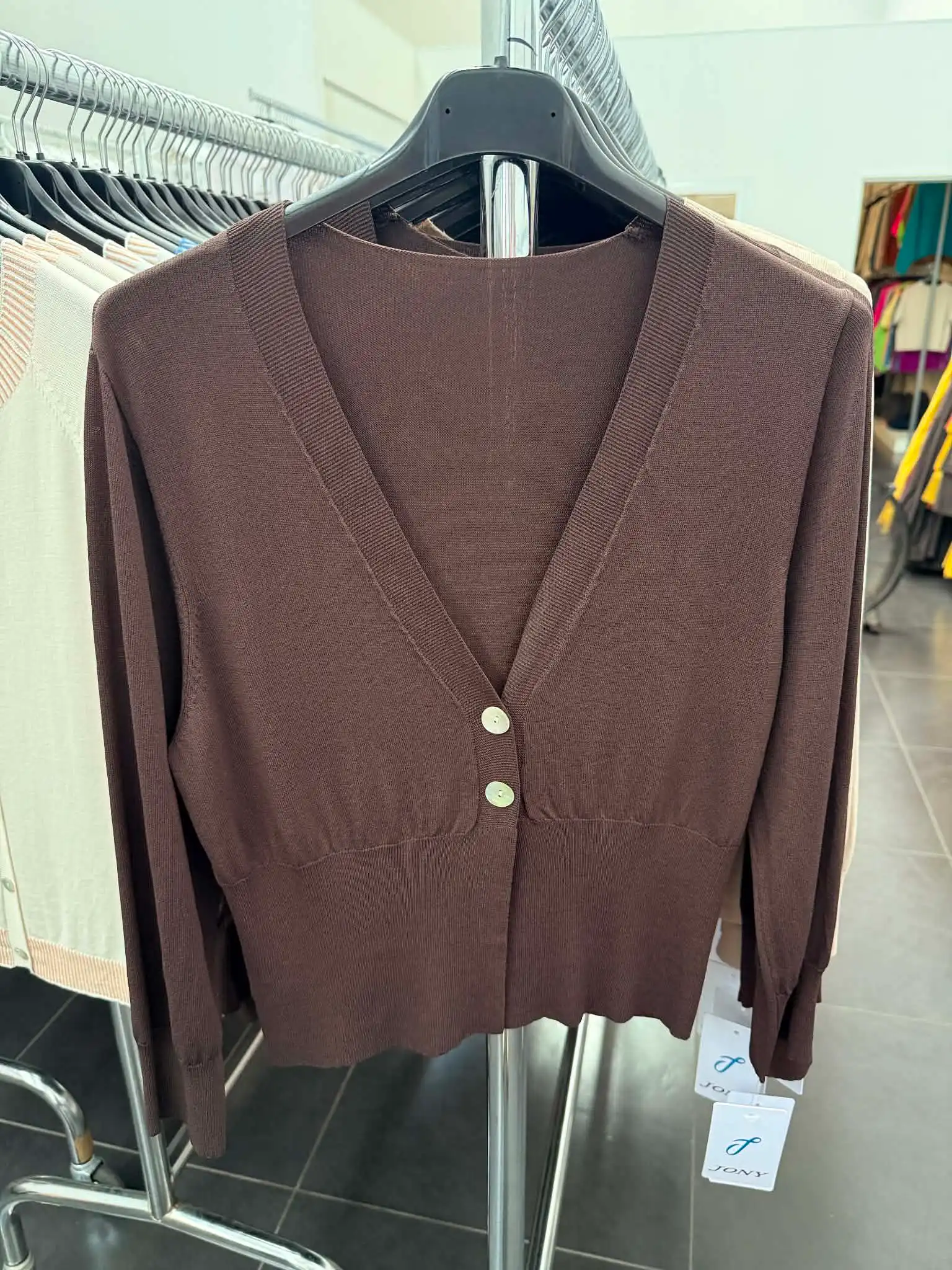 Cardigan se zapínáním na knoflíky a výstřihem do V