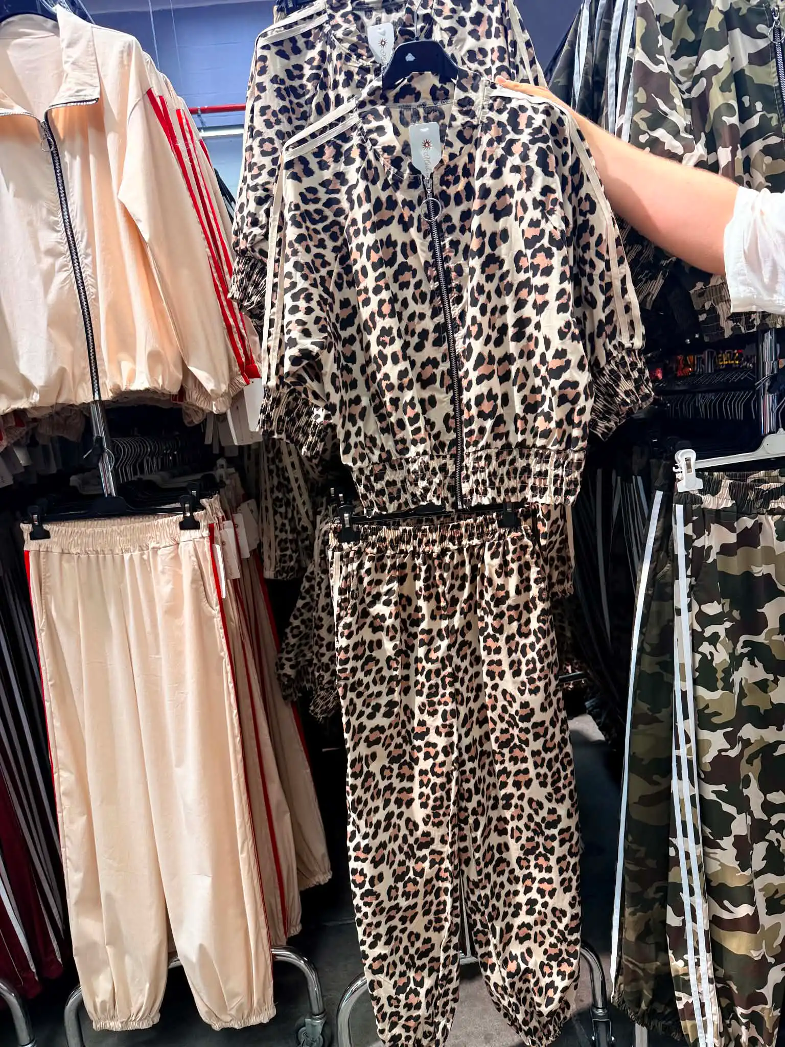 Dvoudílná souprava s leopardím vzorem