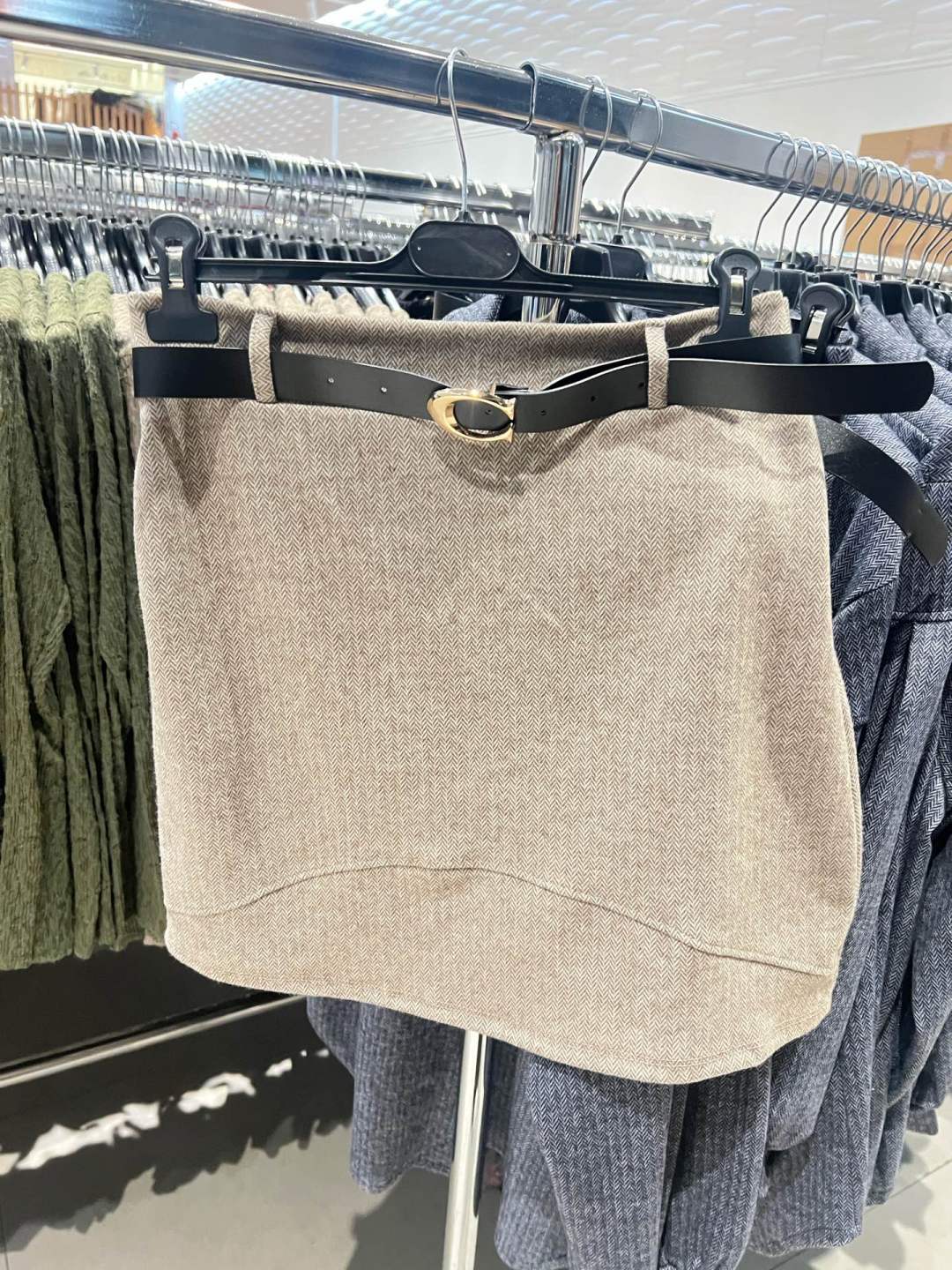 Asymetrická mini sukně s páskem
