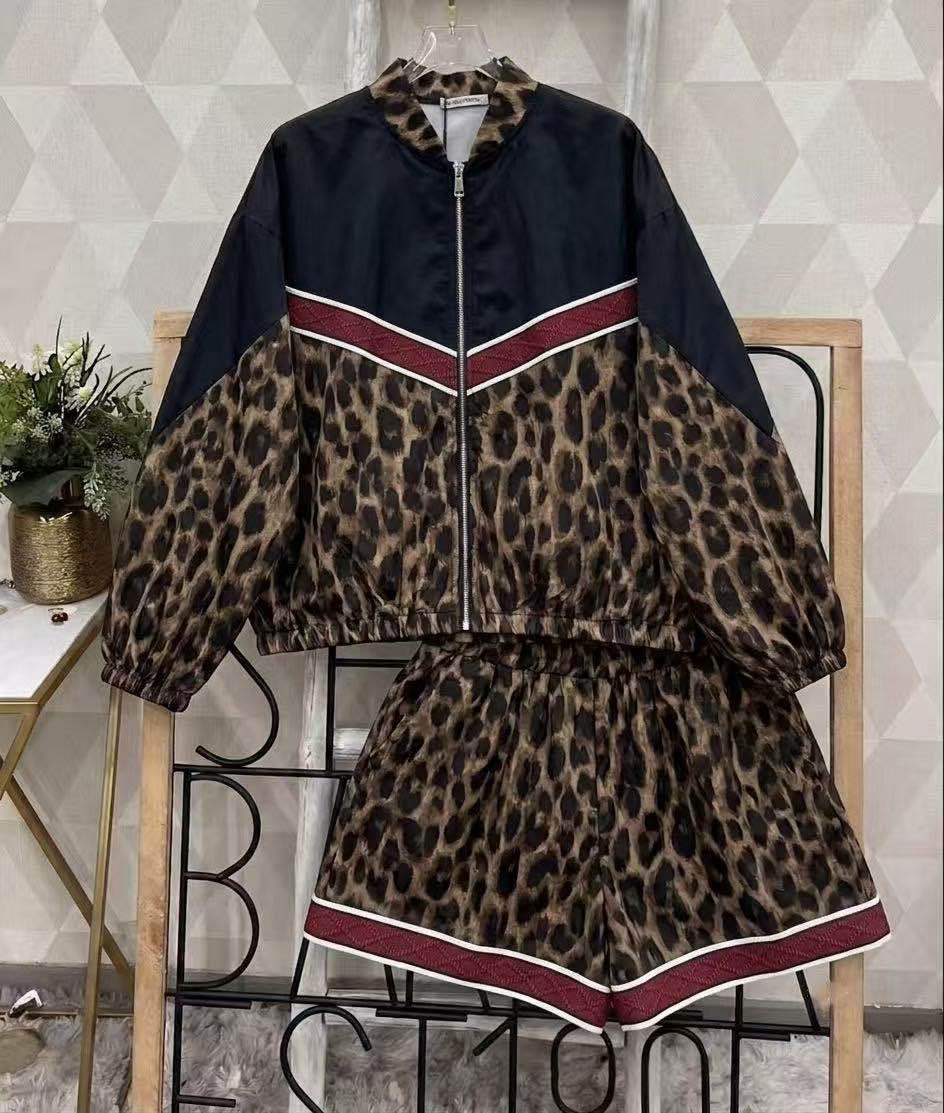 Volný set s leopardím vzorem