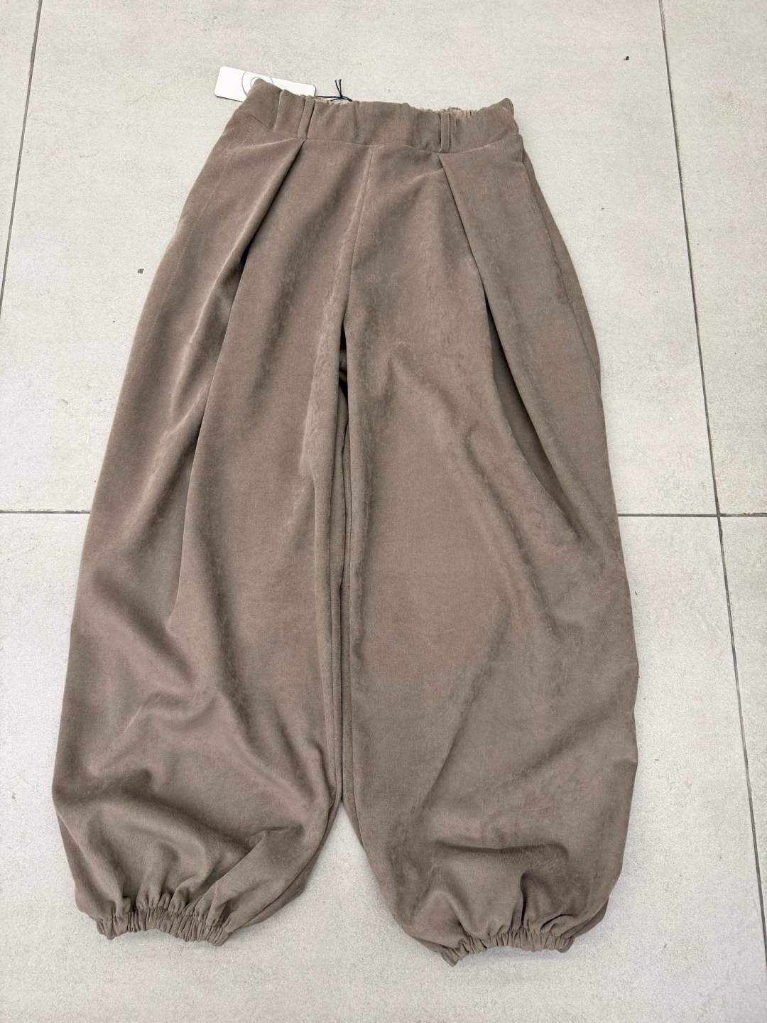 Volné joggery s balónovým střihem