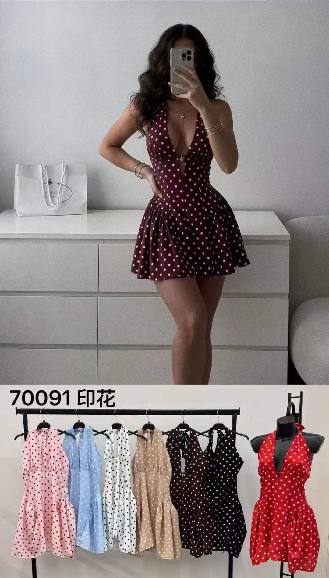 Mini šaty s halter límcem a výřezy