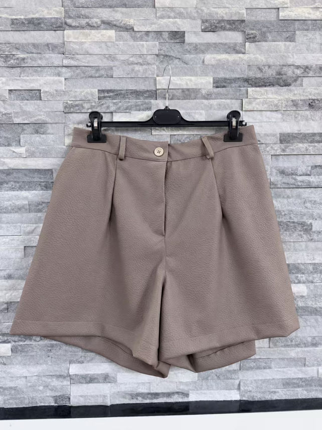 Šortky z eko kůže s vysokým pasem