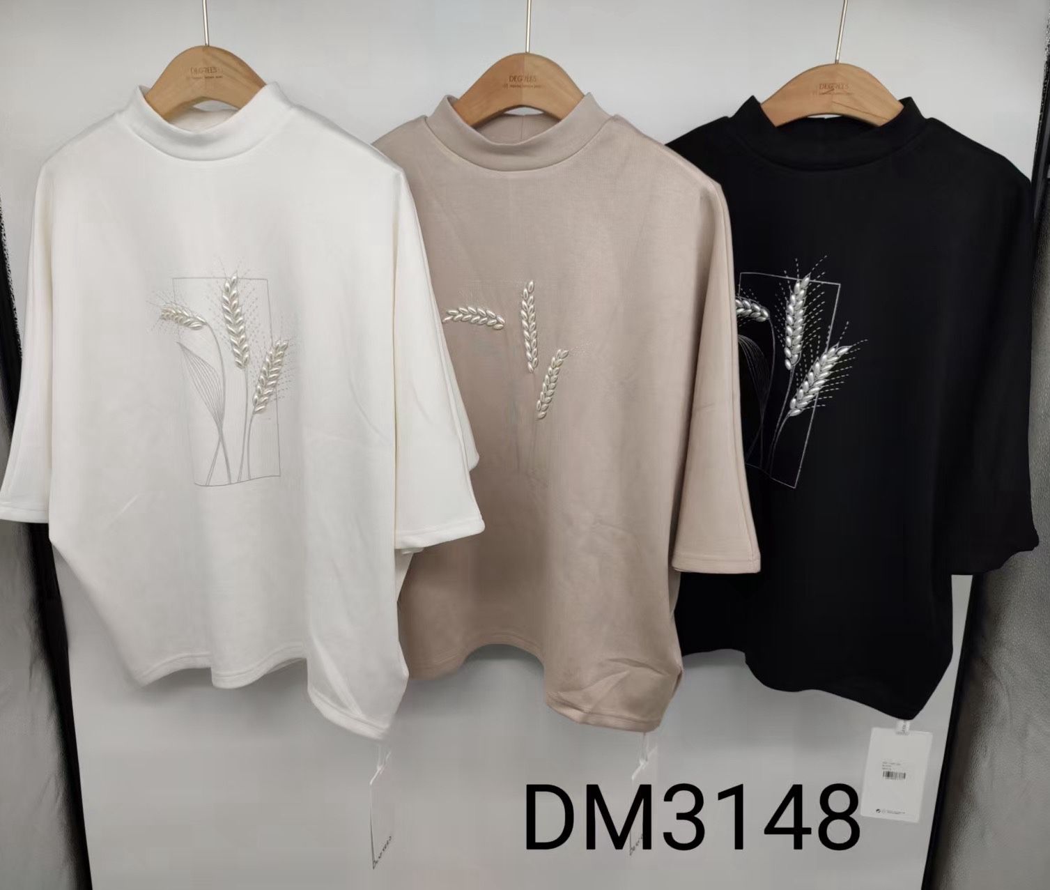 Volná halenka s polorolákem a výšivkou