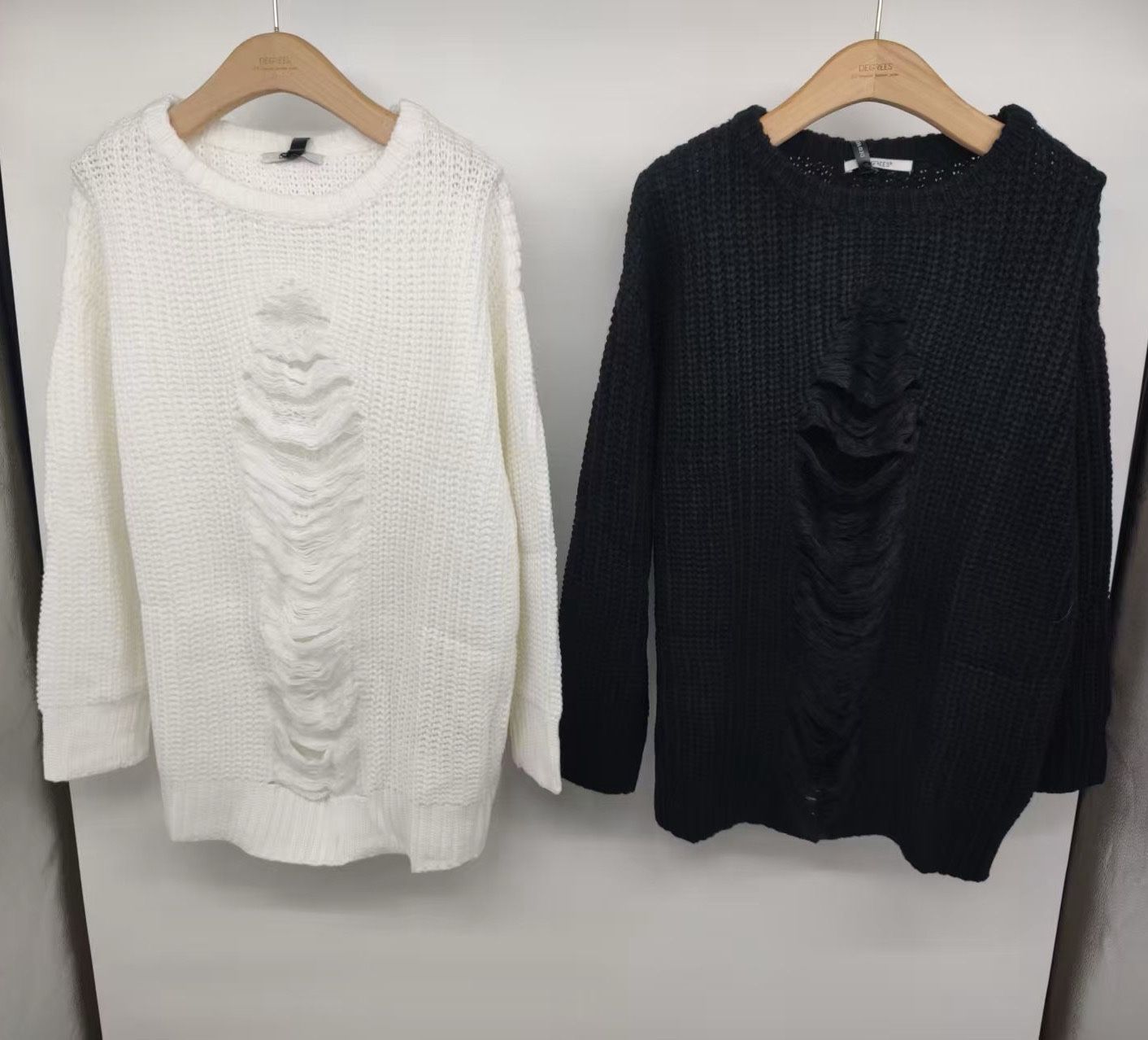 Prodloužený oversize svetr s výstřihy