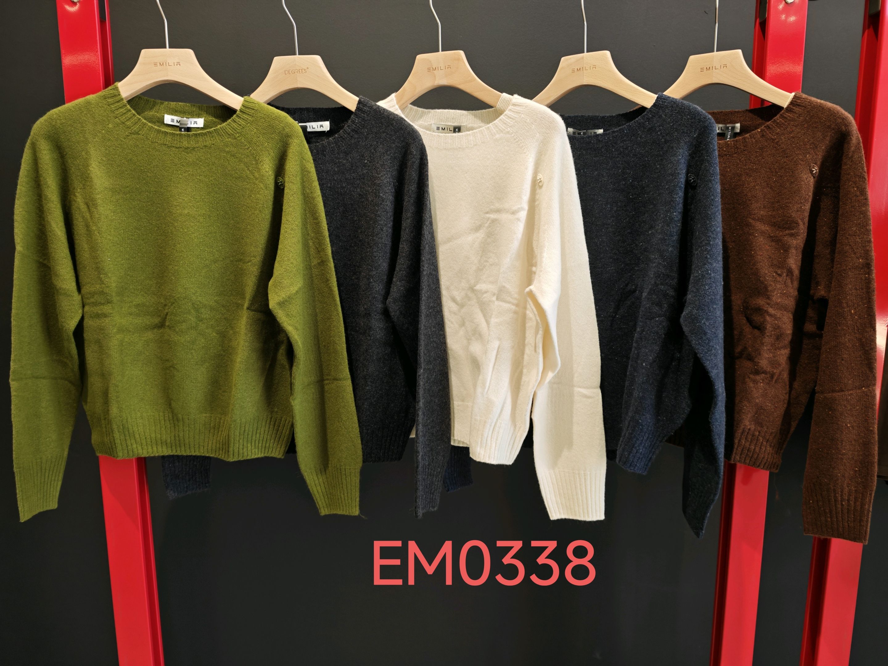 Klasický svetr s kulatým výstřihem