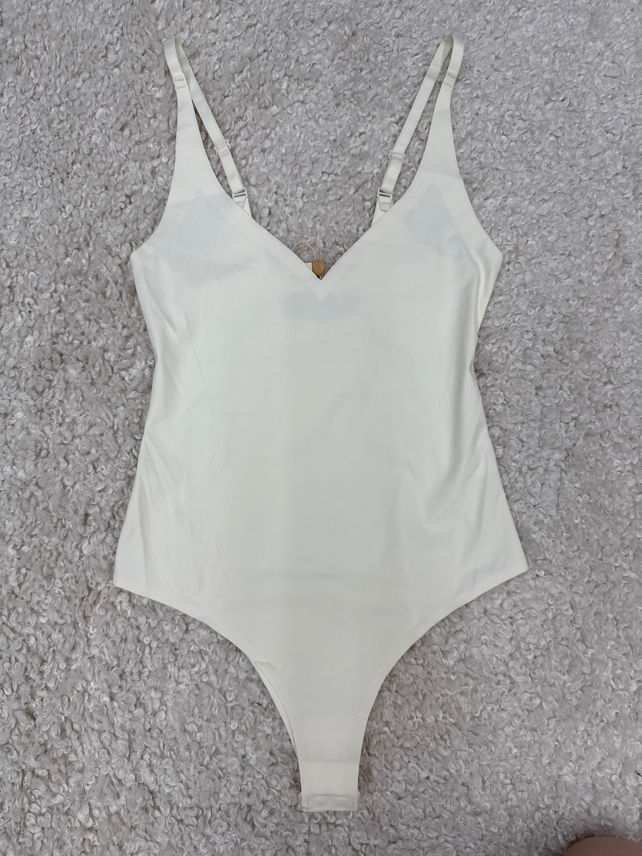Přiléhavé body s výstřihem do V