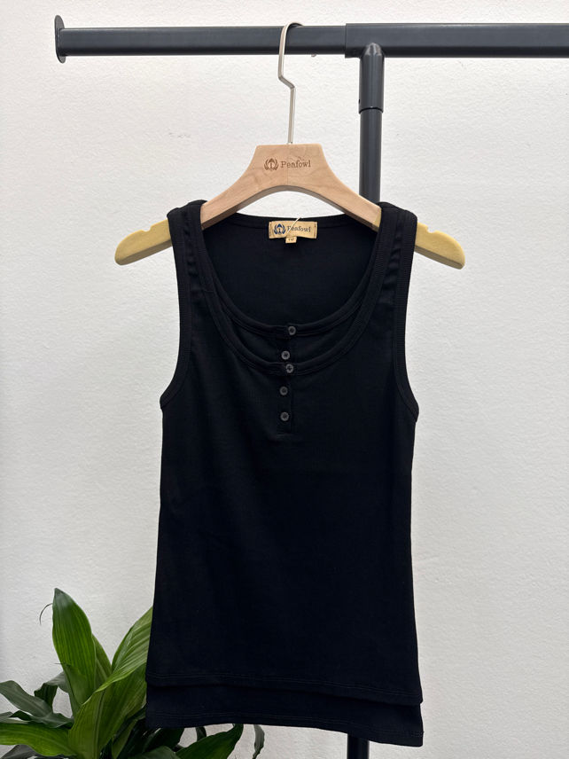 Přiléhavý top s knoflíky