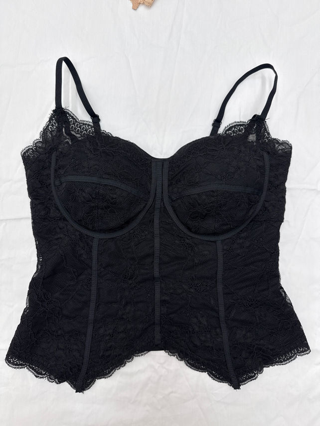 Přiléhavý krajkový bustier top
