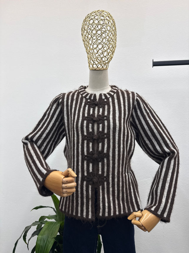 Cardigan s vertikálními pruhy a zapínáním na háčky