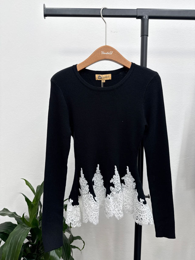 Top s krajkovou peplum