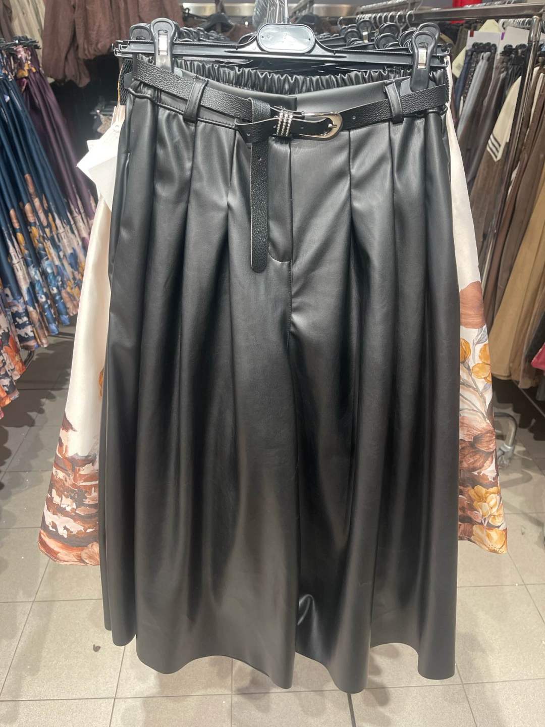 Plisovaná rozšířená midi sukně