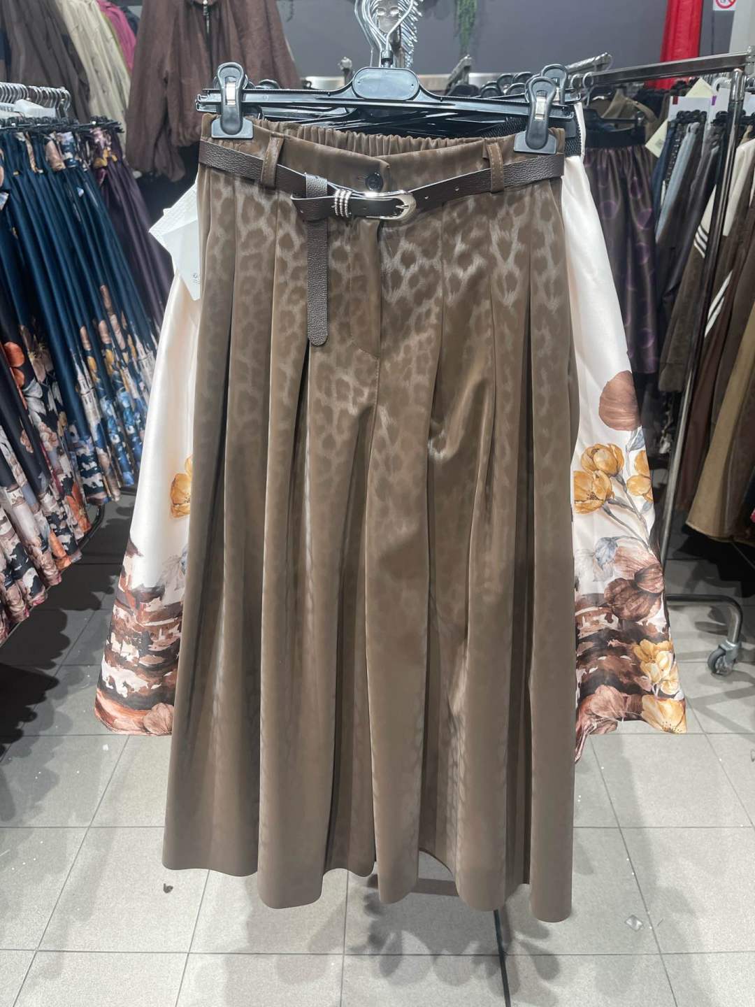 Skládaná midi sukně