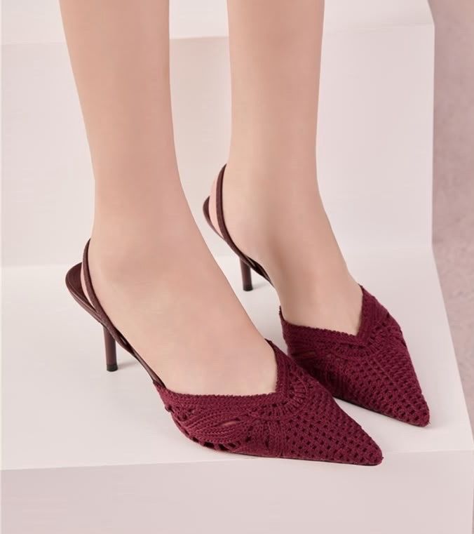 Ažurové lodičky na podpatku se slingback remínkem