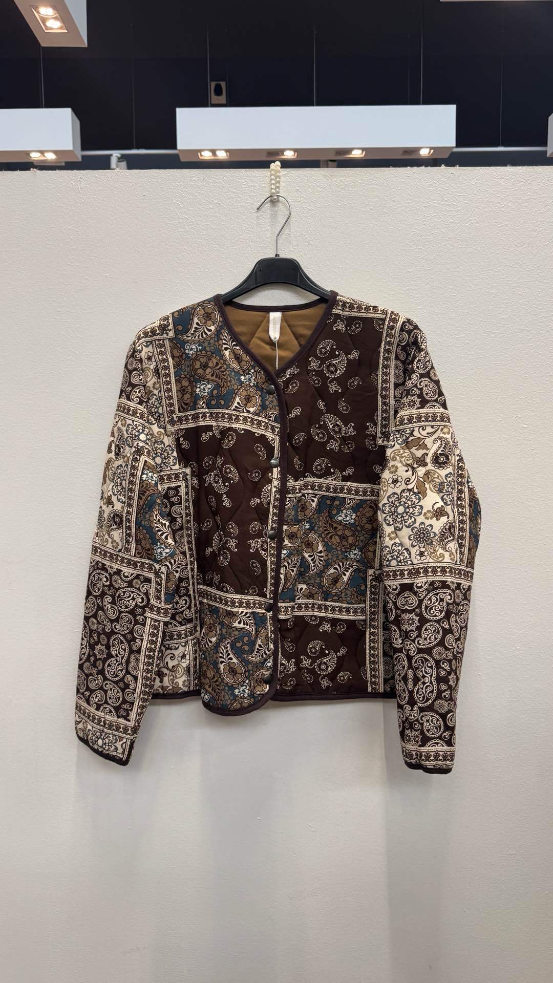 Krátká bunda s paisley vzorem