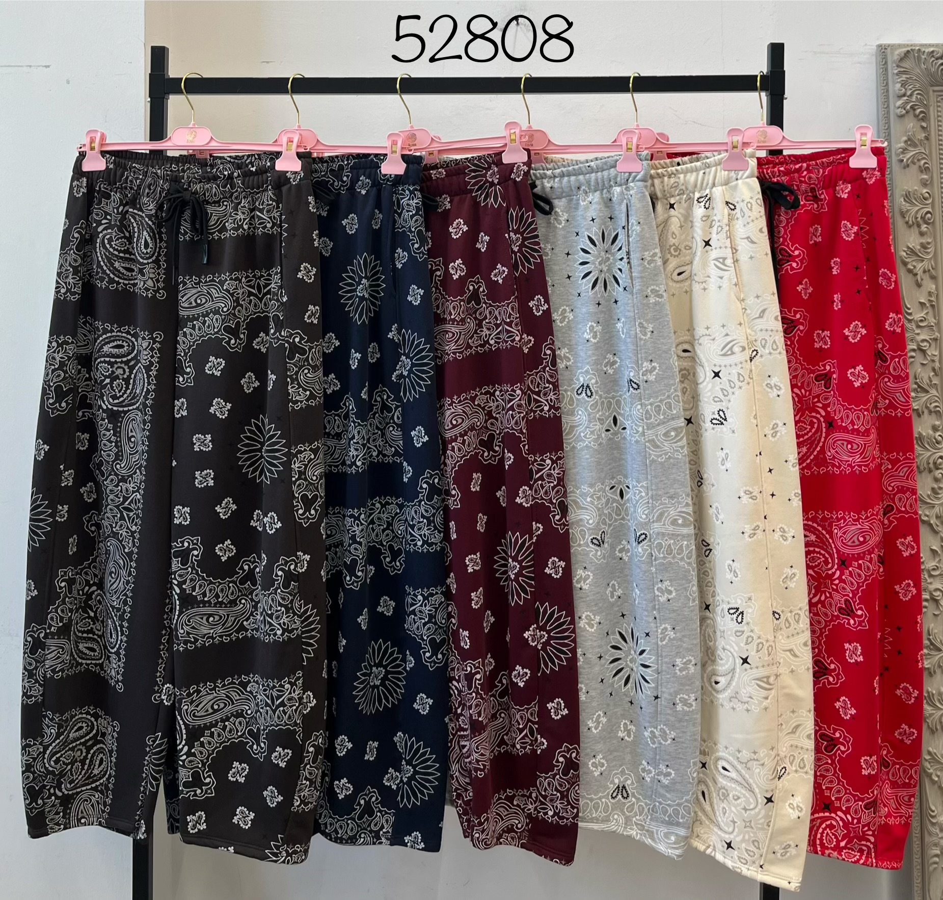 Široké kalhoty s paisley vzorem