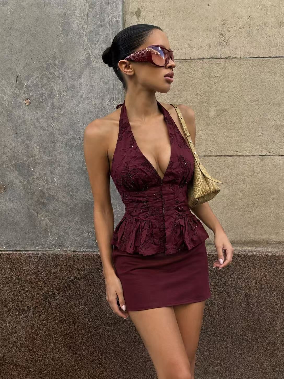 Halter top s basquinkou