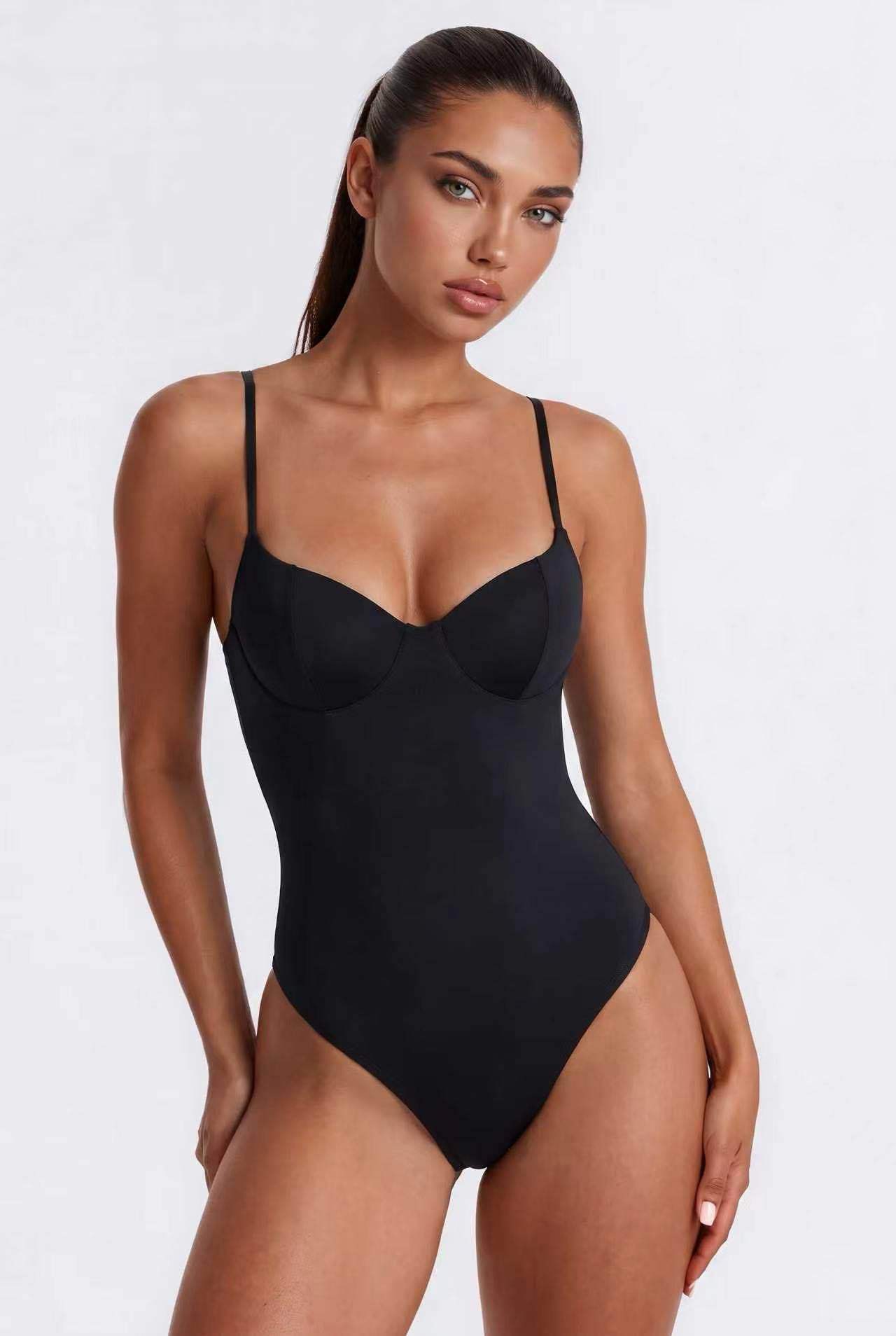Přiléhavé body se srdcovým výstřihem