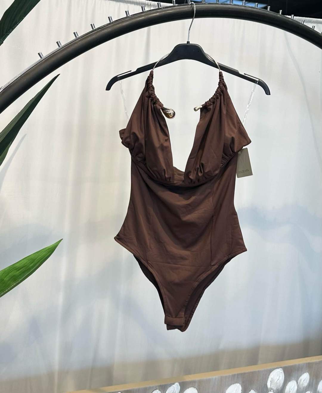 Přiléhavé body s vodovým výstřihem