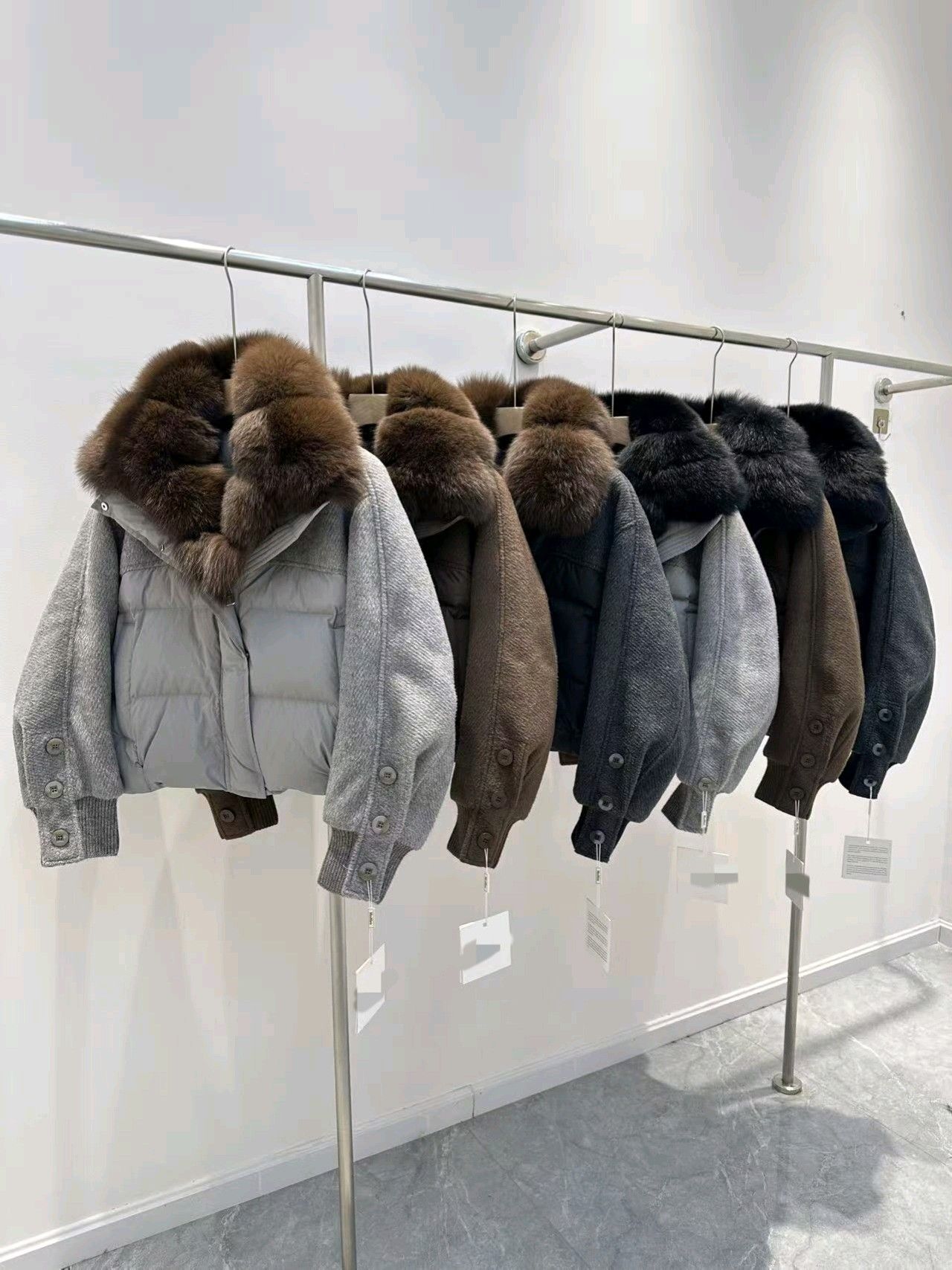 Krátká bunda s kapucí