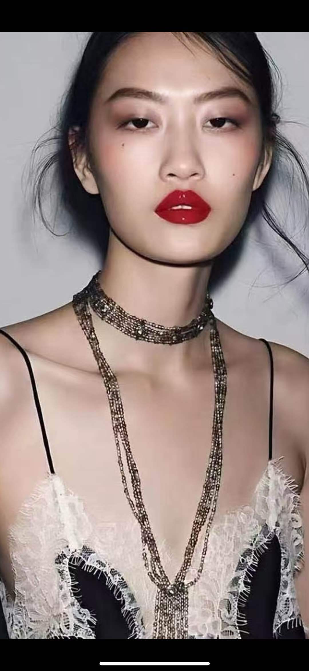 Choker s ozdobným střapcem