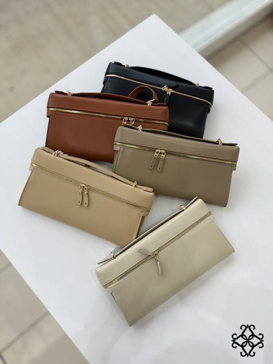 Malá crossbody kabelka s knoflíky