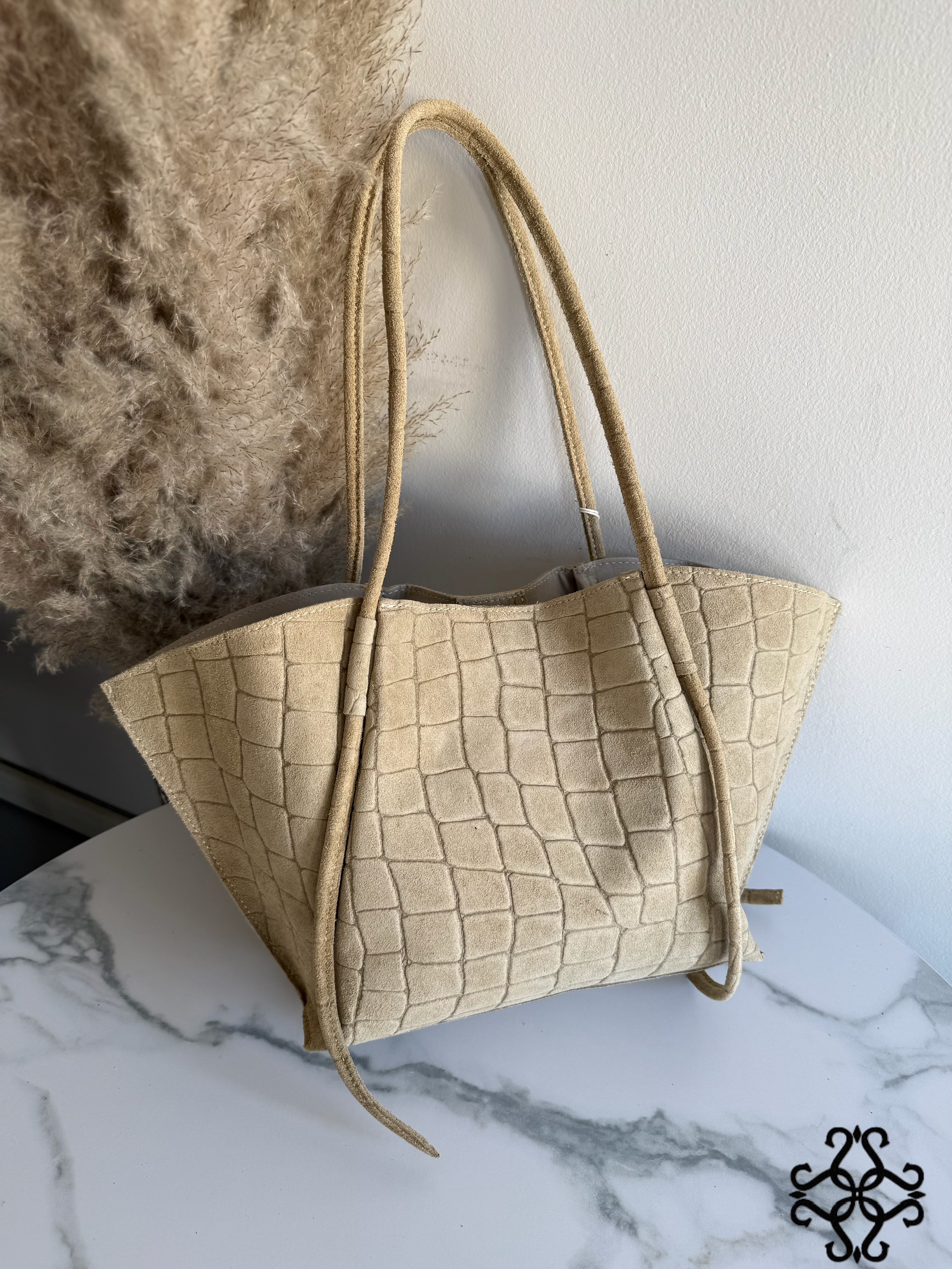 Semišová shopper taška s ražbou