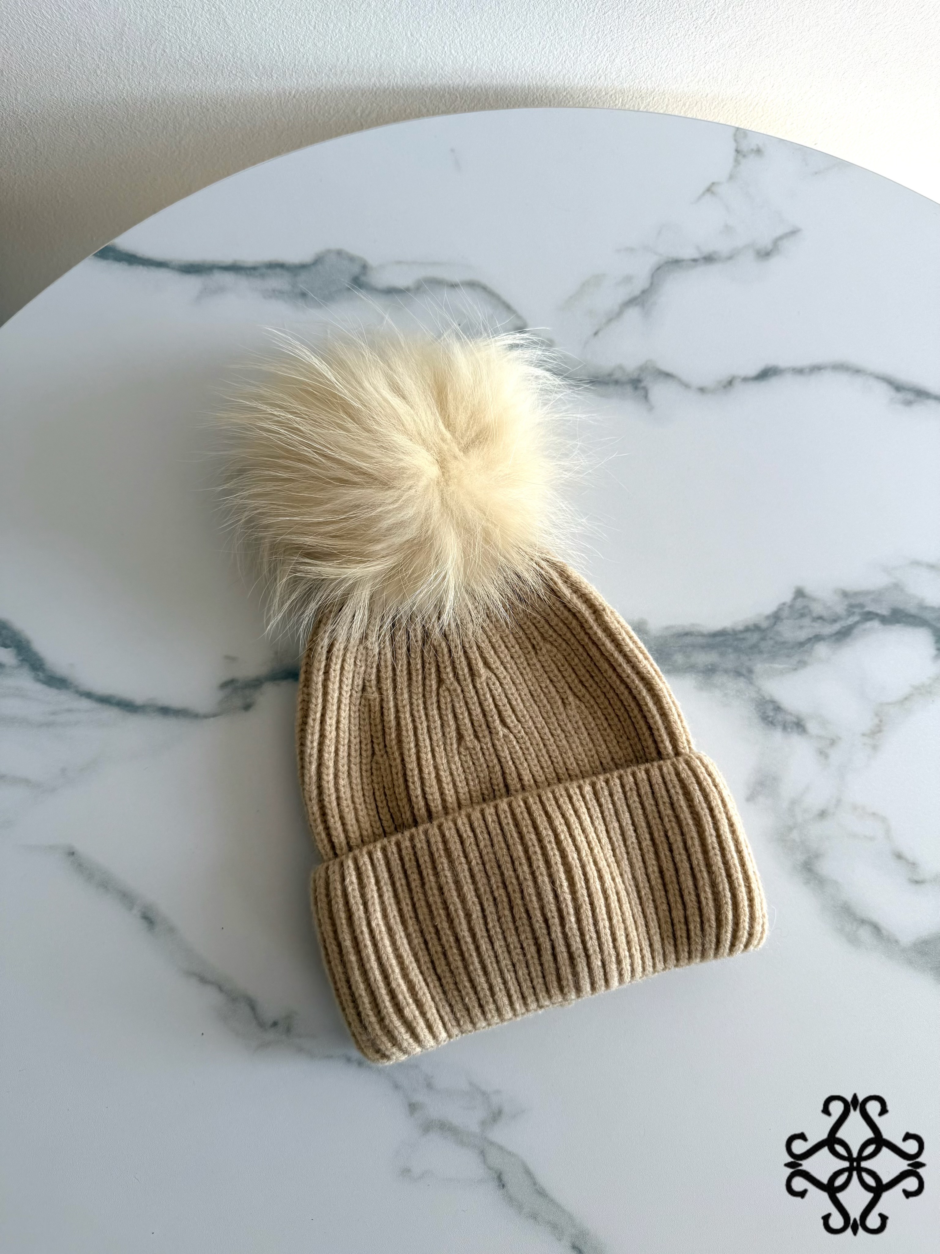 Čepice beanie s uzlem