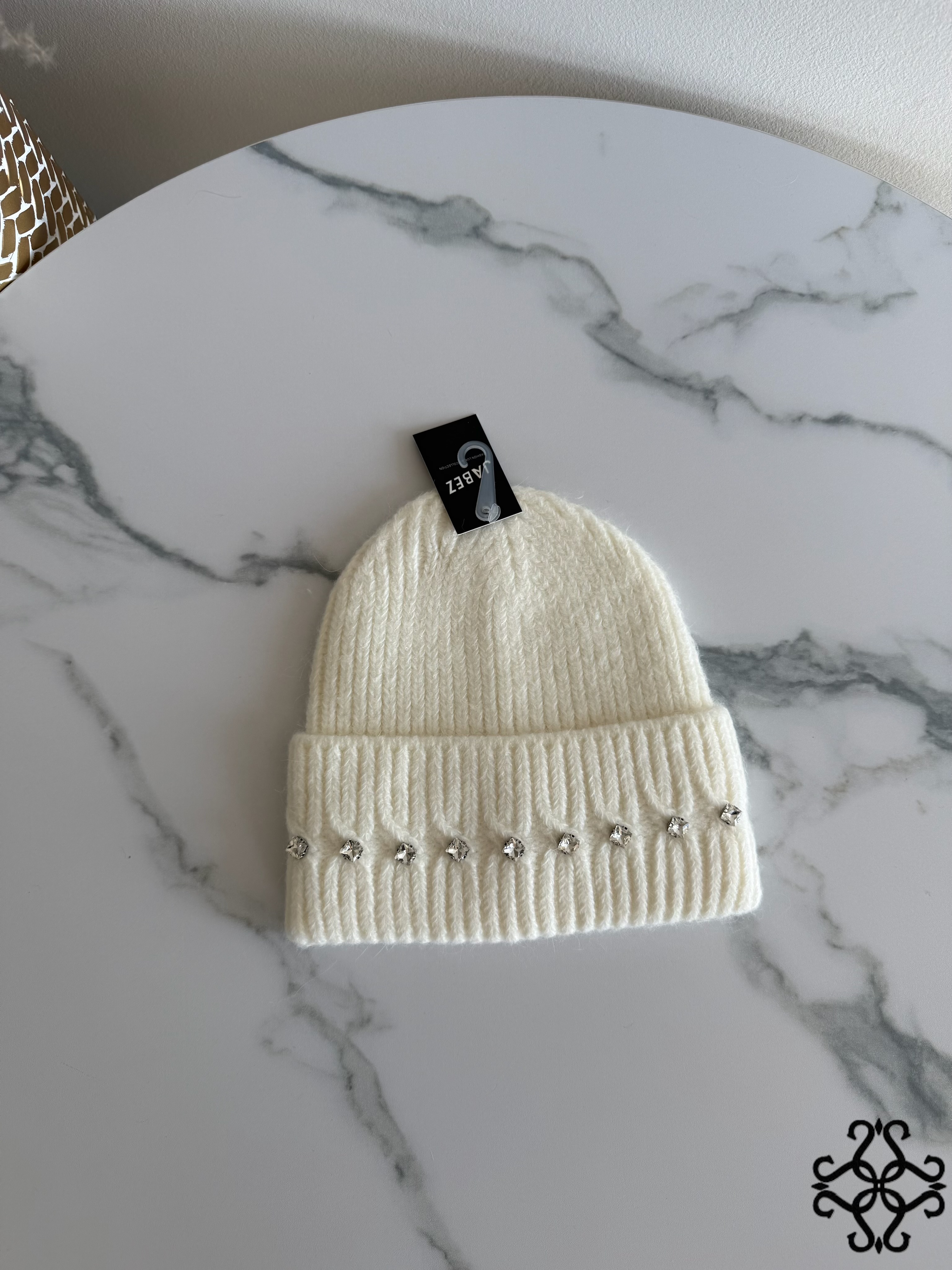 Pletená čepice beanie s cvočky