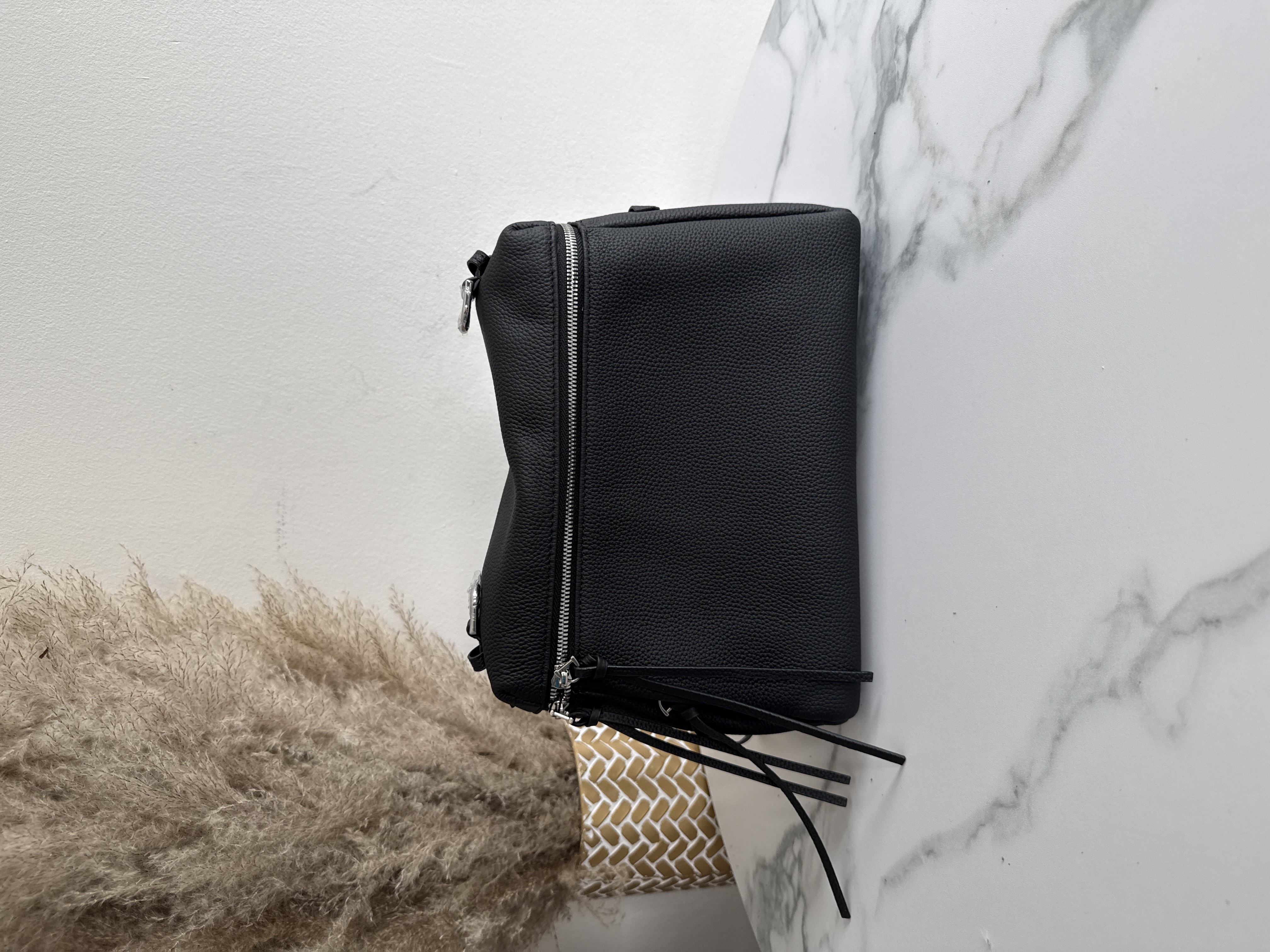 Kožená crossbody taška s třásněmi