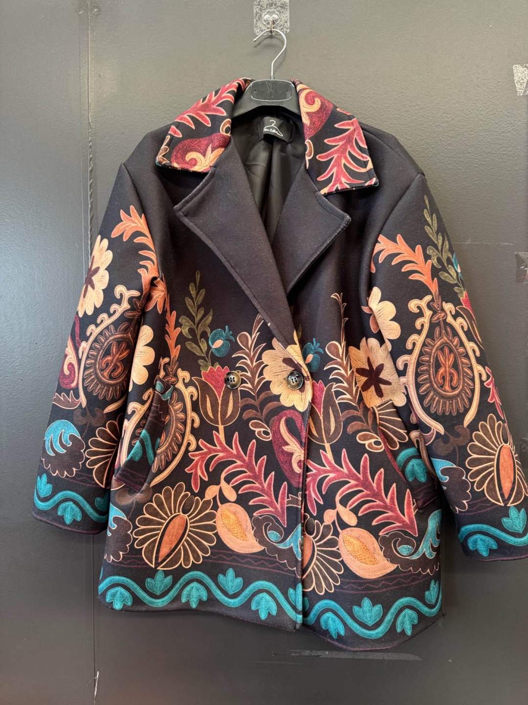 Prodloužený kabát s paisley vzorem