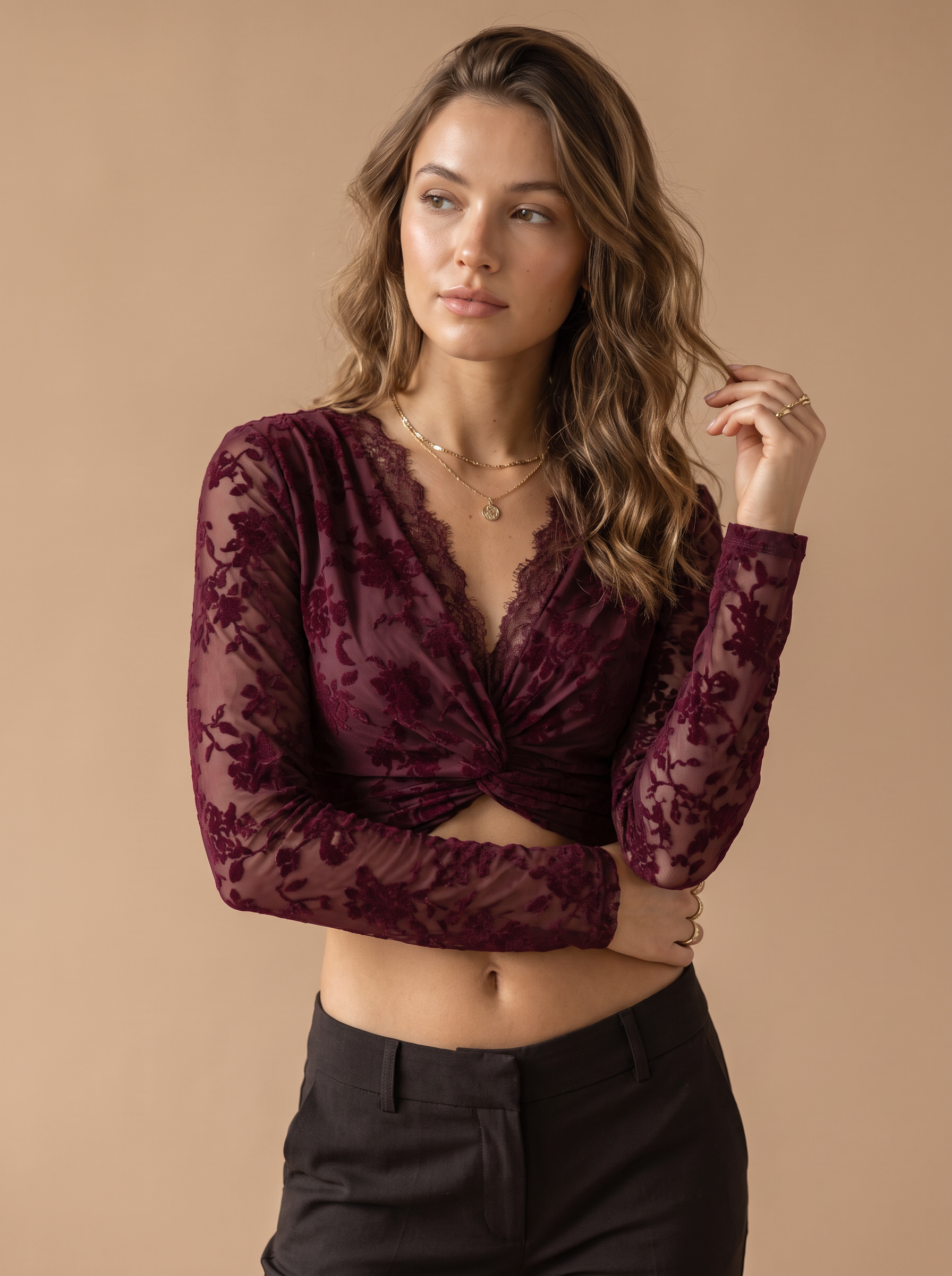 Krajkový crop top v coquette stylu