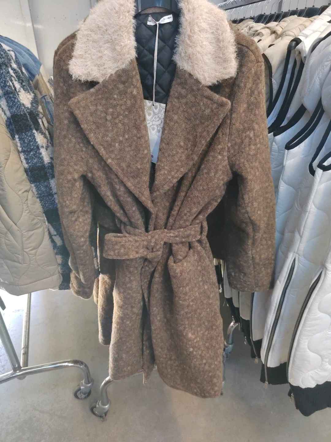 Prodloužený krejčovský kabát s páskem