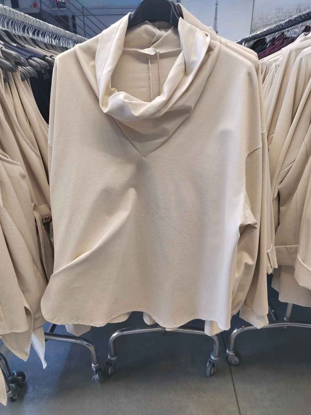 Volná halenka s vodovým výstřihem