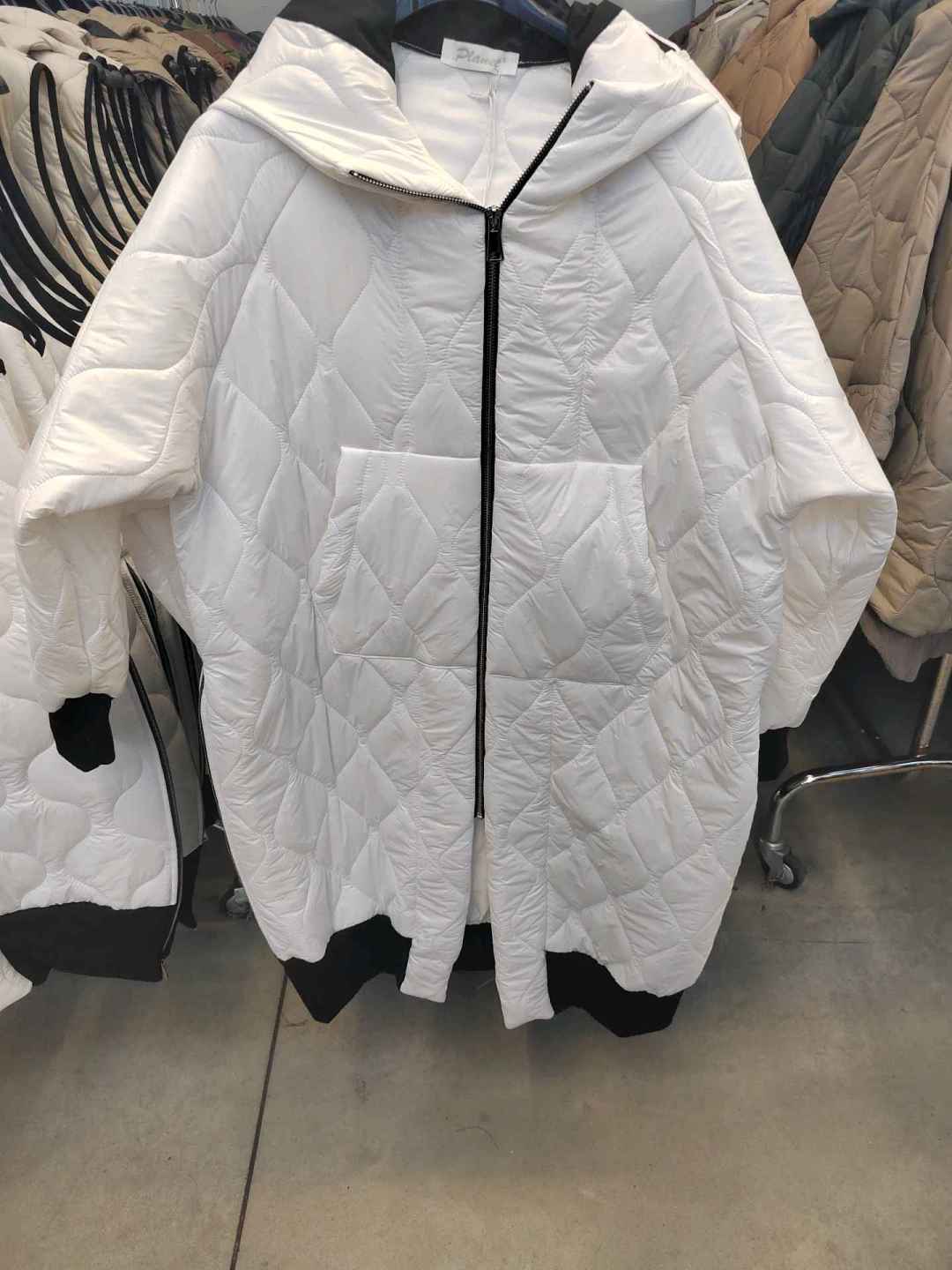 Prošívaný kabát s kapucí